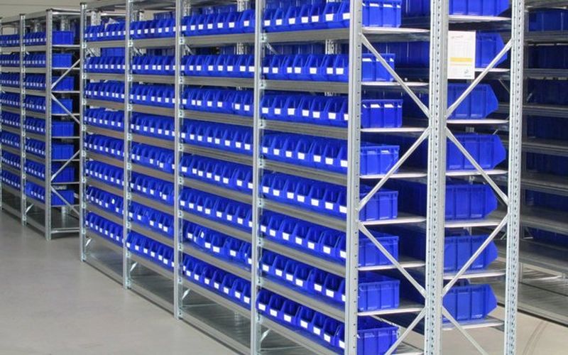 Kunststof magazijnbakken zijn door hun compatibiliteit met legbordstellingen zijn bijzonder ruimtebesparend.