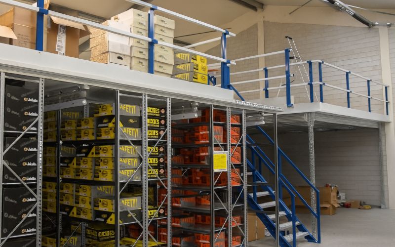 Legbordstelling met verdiepingsvloer Legbordstelling met verdiepingsvloer